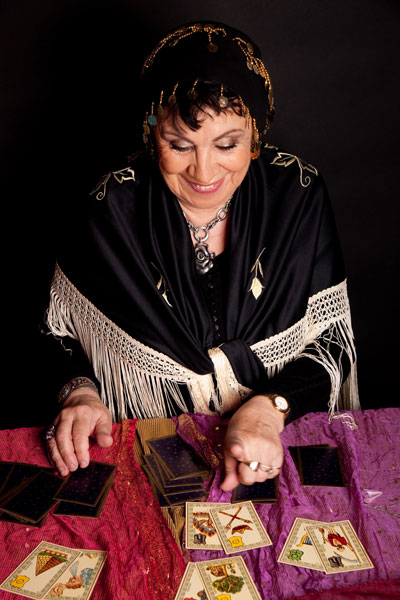 voyante et ses cartes de tarot